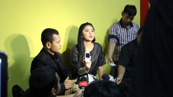 liputan-kang-masrukhan-menerima-konsultasi-dewi-persik-di-berita-selebritis-berbagai-tv-nasional